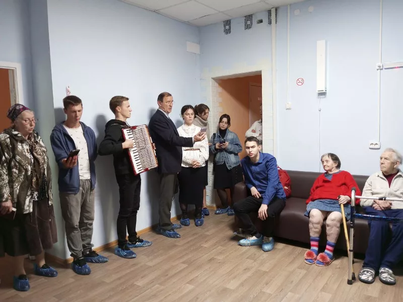 Волонтеры в «Доме бабушек и дедушек» в Нижнем Новгороде
