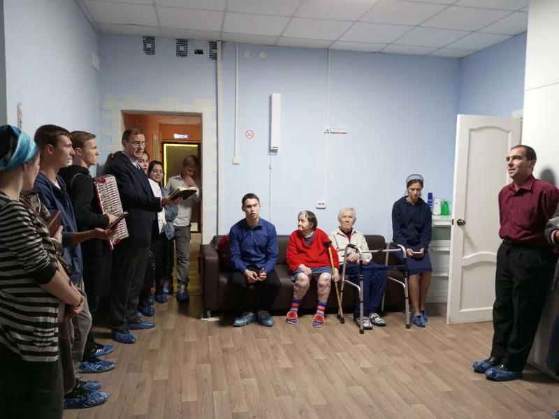 Волонтеры в «Доме бабушек и дедушек» в Нижнем Новгороде