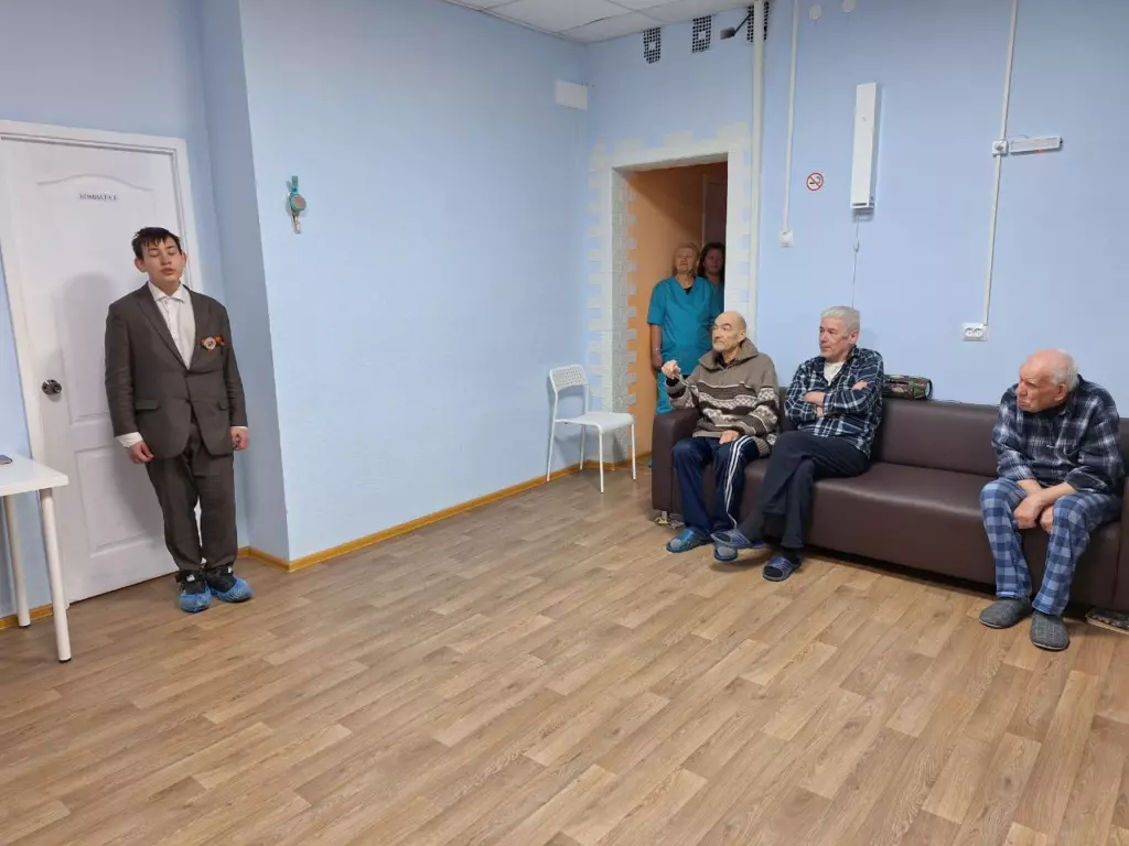Гости в доме престарелых