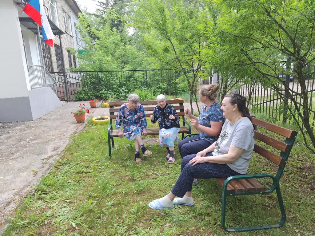 Зарядка в доме престарелых