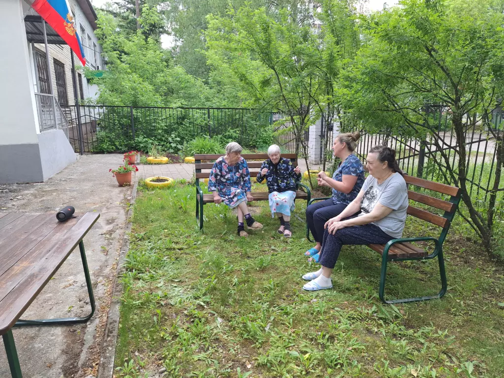Зарядка в доме престарелых