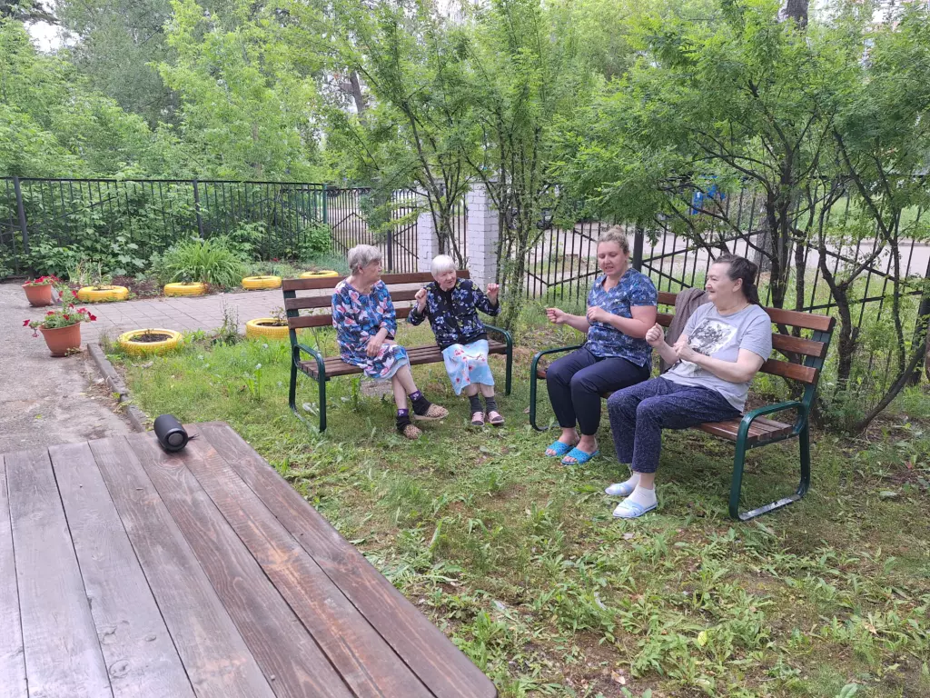Зарядка в доме престарелых