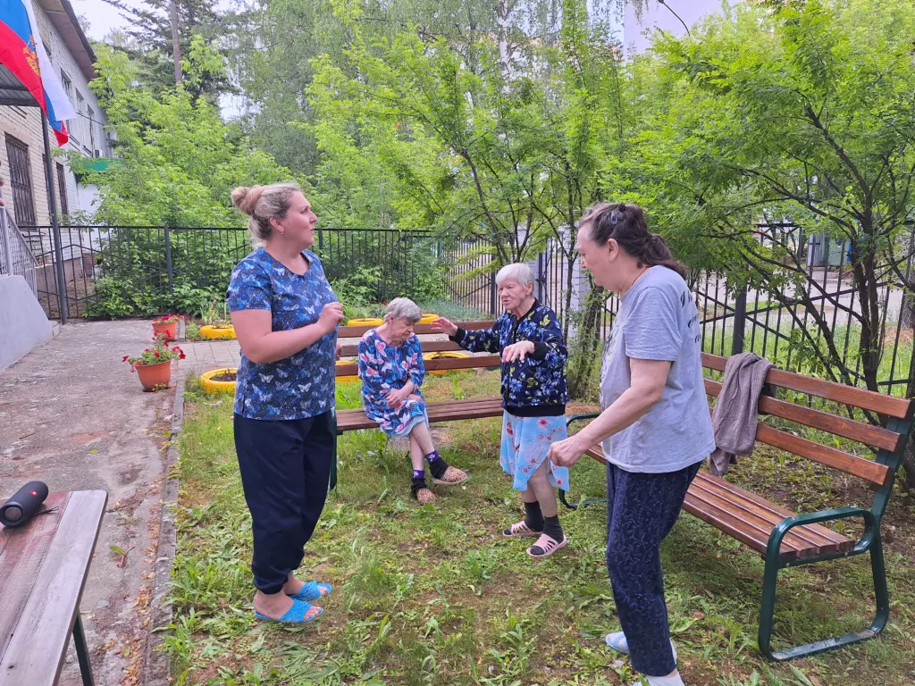 Зарядка в доме престарелых