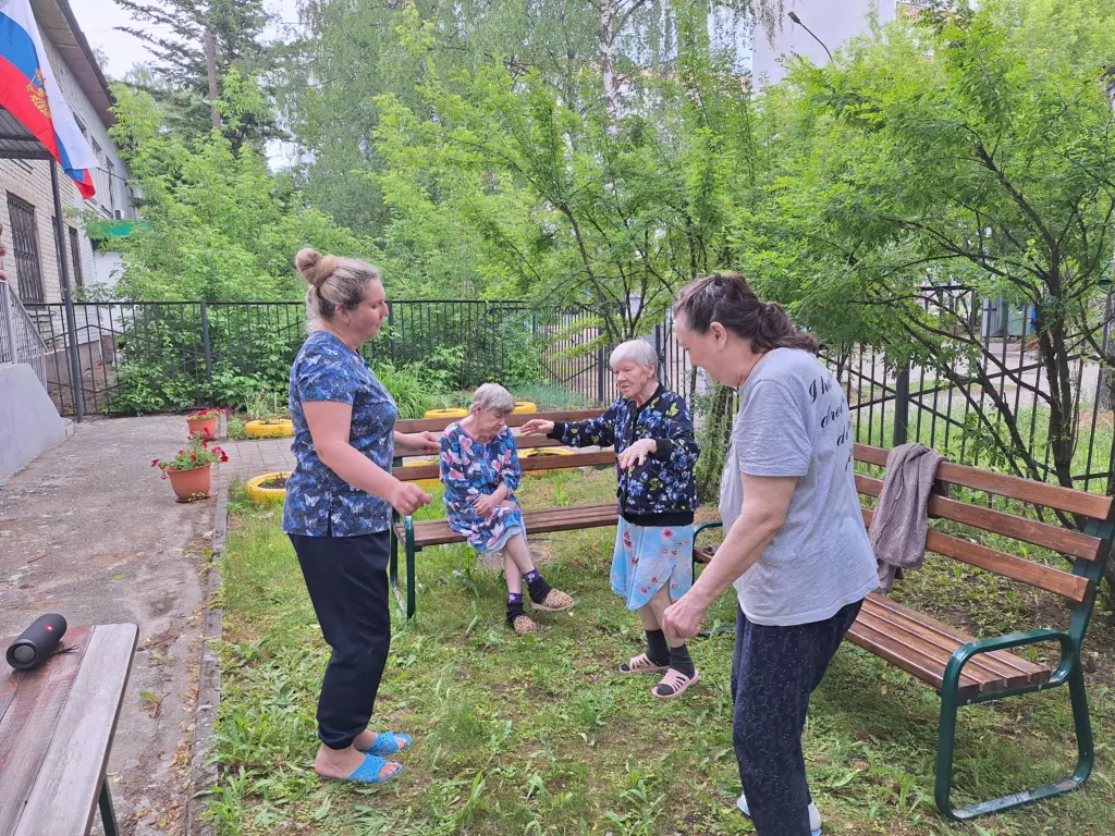 Зарядка в доме престарелых