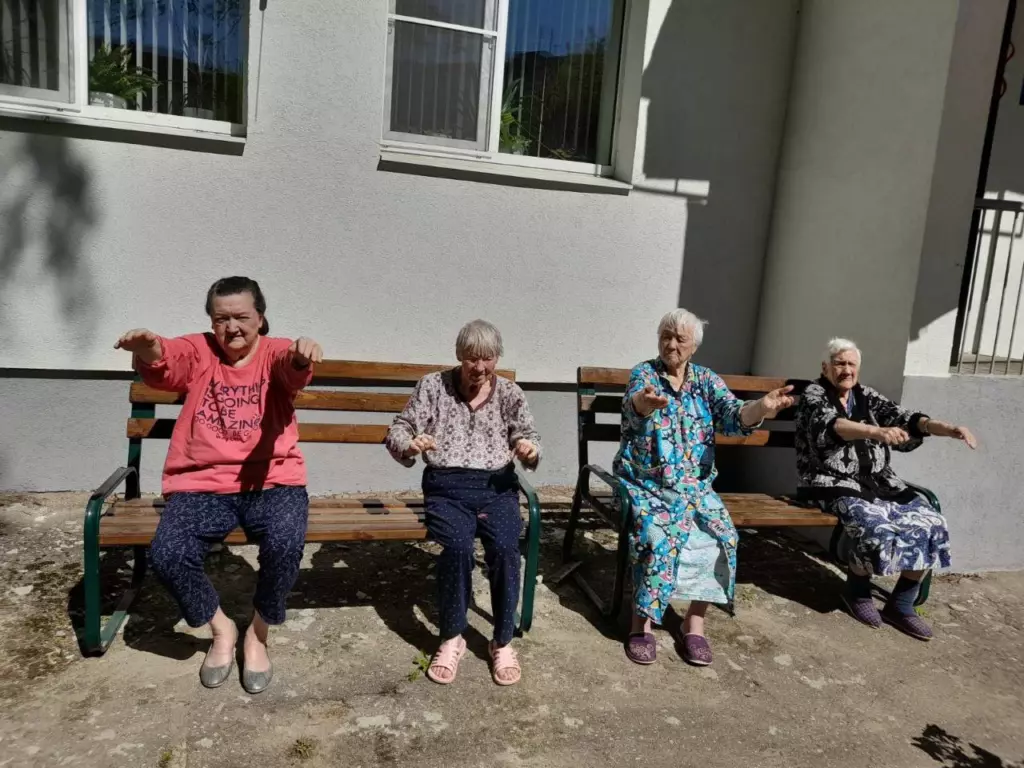 Зарядка в доме престарелых