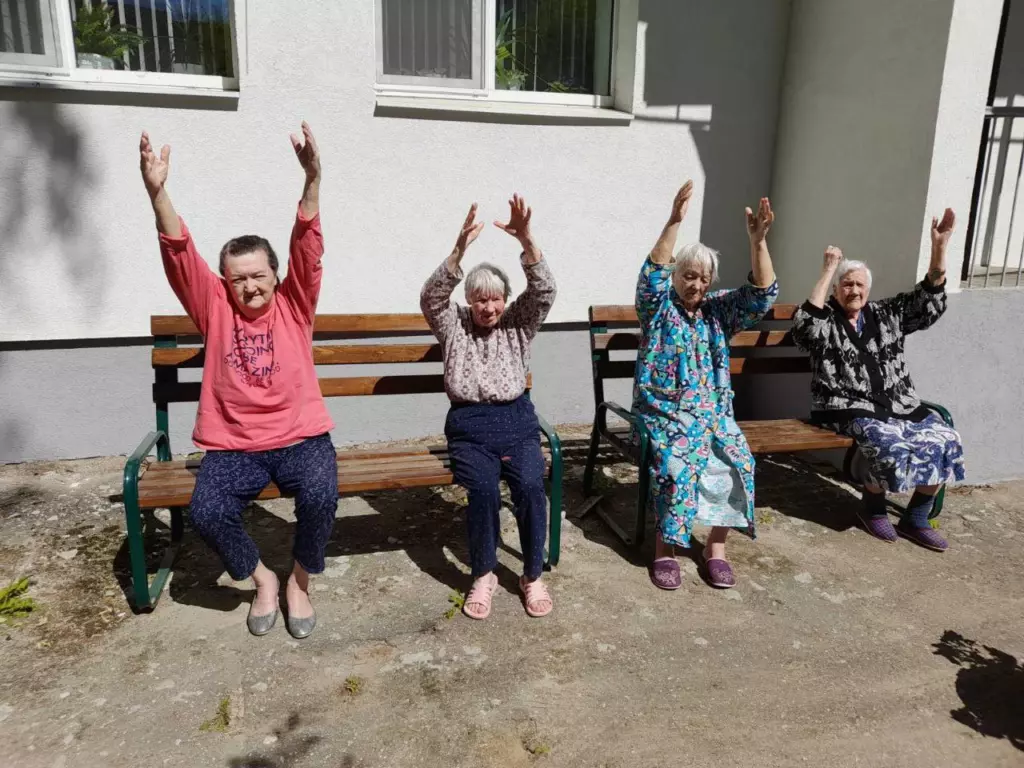 Зарядка в доме престарелых